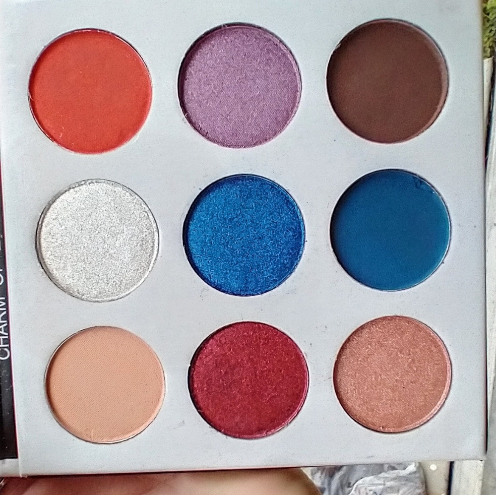 9 Color Eyeshadow Palette By Veronni- NEW